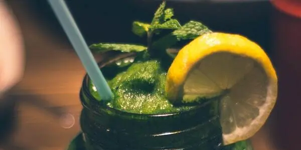 jugo verde con albahaca, jugo verde espirulina, jugos verdes con aromáticas